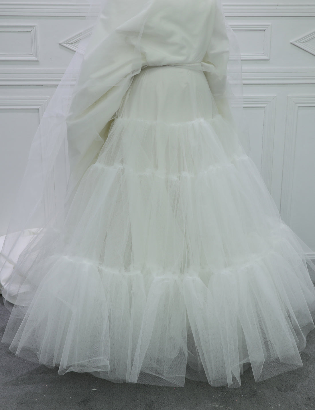Elegant Tulle Wedding Dress with Lace Details