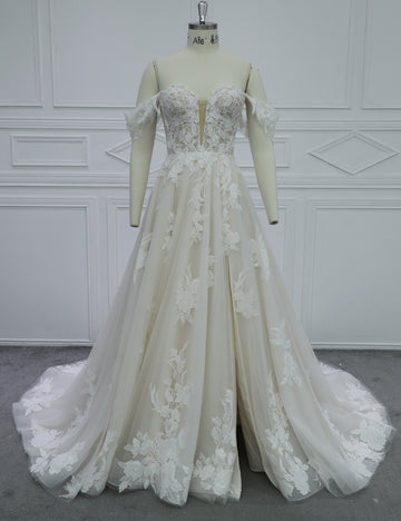 Elegant Tulle Wedding Dress with Lace Details