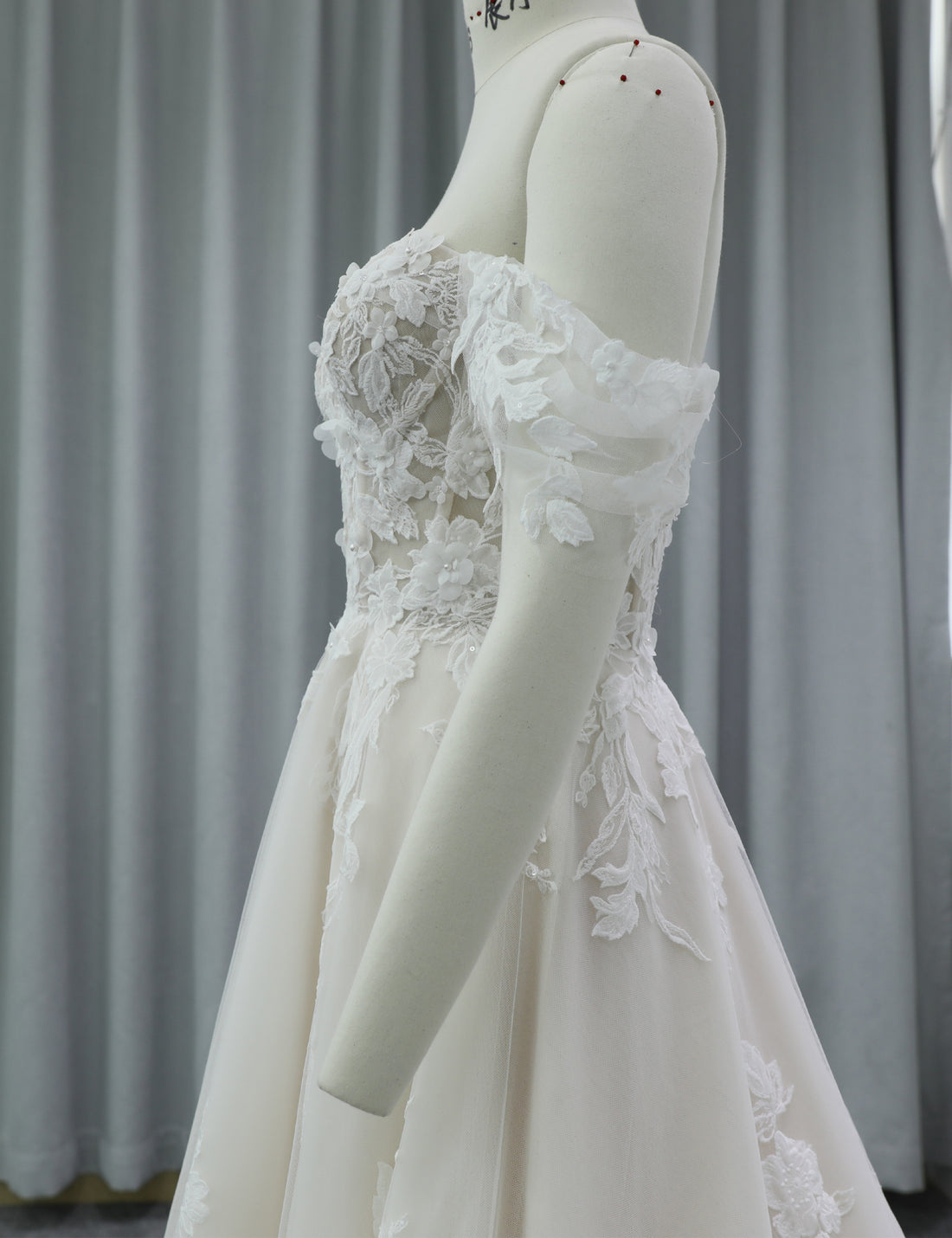 Elegant Tulle Wedding Dress with Lace Details