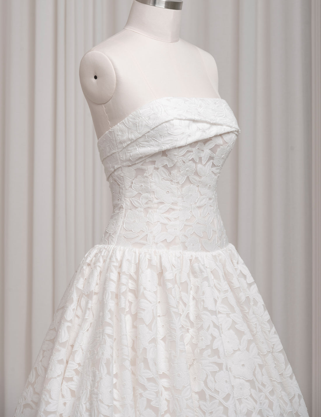 SS27 Luxury Off Shoulder Wedding Dress Wholesale Supplier