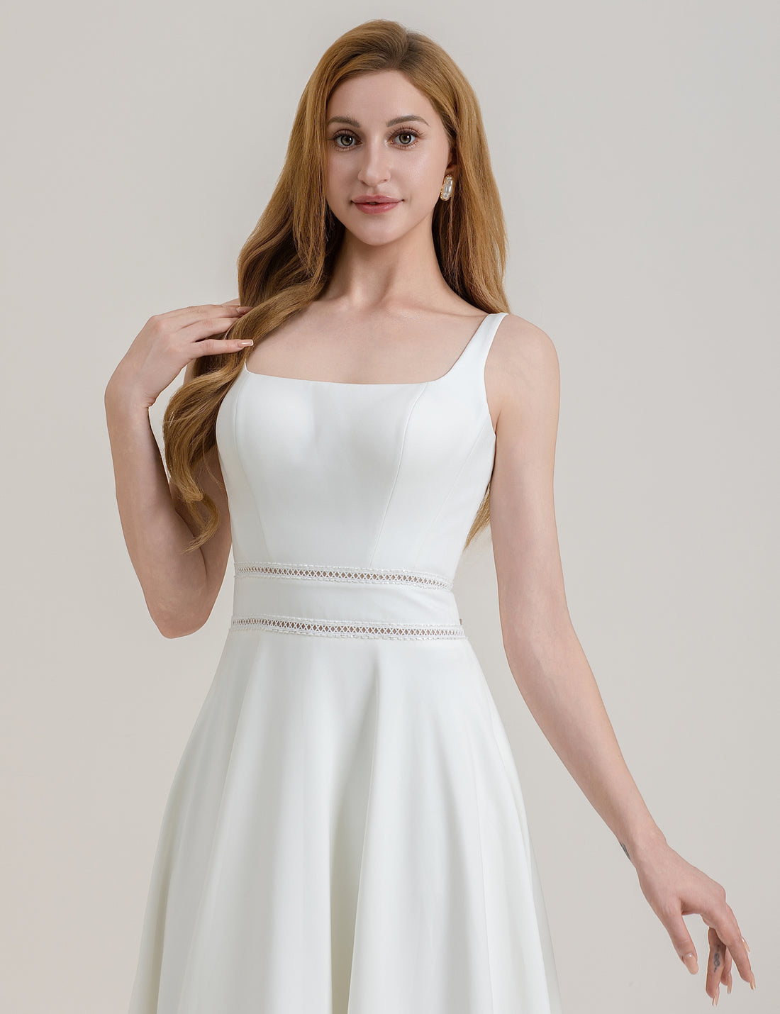New-style strapless wedding dress with off-the-shoulder design, sculpted waistline and a satin train featuring a bow at the back that subtly reveals the waistline