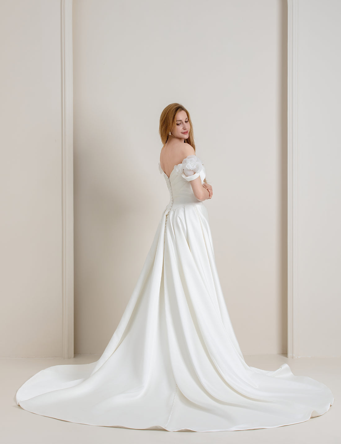 Beauty Bridal Minimalist Satin Wedding Dress – Open Back, Effortless Elegance, Lightweight Bridal Gown, Modern Chic Bride Look